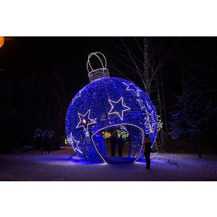 Большая новогодняя световая фигура-арка "Елочный шар"