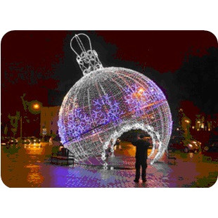 Светодиодная уличная арка "Снежный елочный шар"